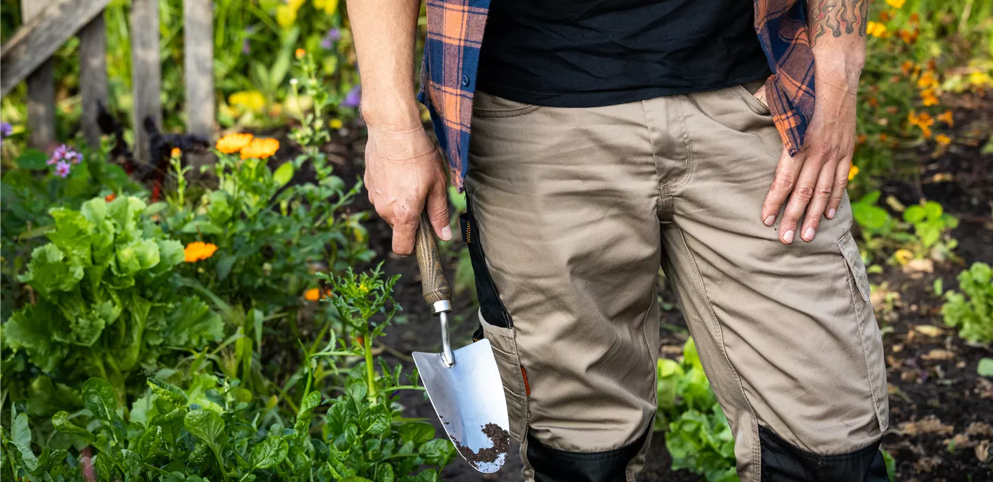 Gartengeräte - Mann mit Schaufel im Garten