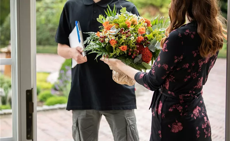 Lieferservice - Lieferant übergibt Blumenstrauß